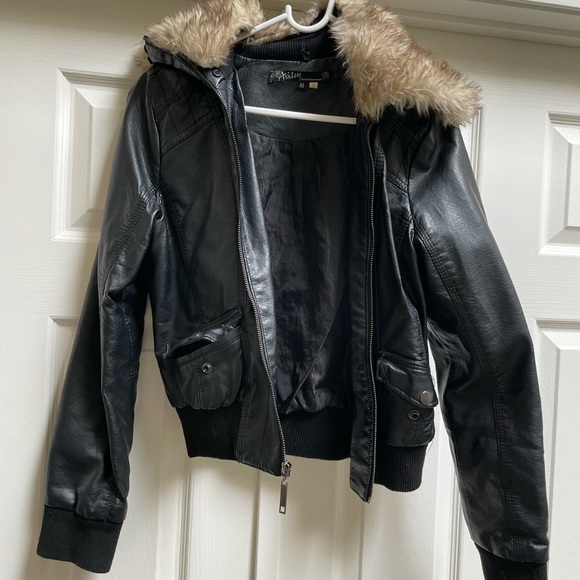 Black leather jacket with faux Fur color. - Picture 3 of 3